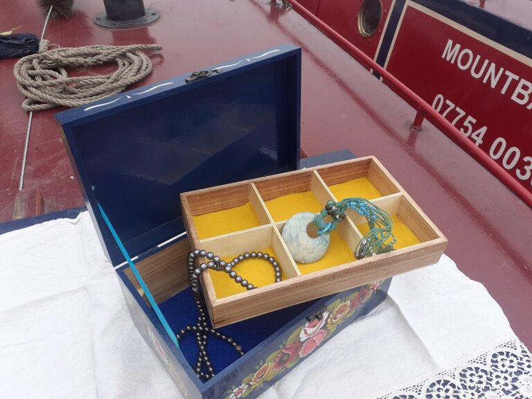Jewellery box with removable tray